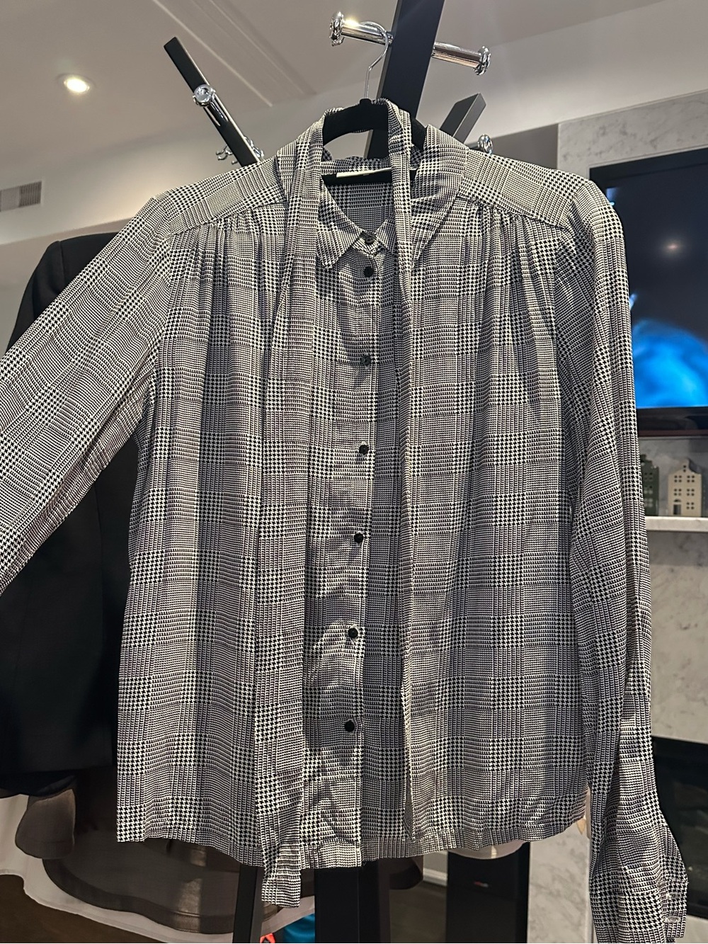 Button-up blouse with removable neck tie